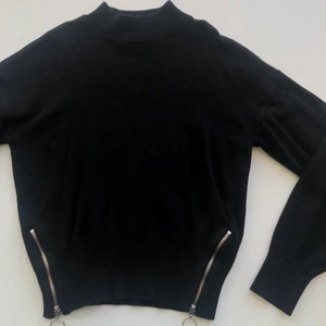 There-Sixty-Five tröja - Så fin svart tröja som är köpt på MQ💗Strl xs men passar mig som e S också💗