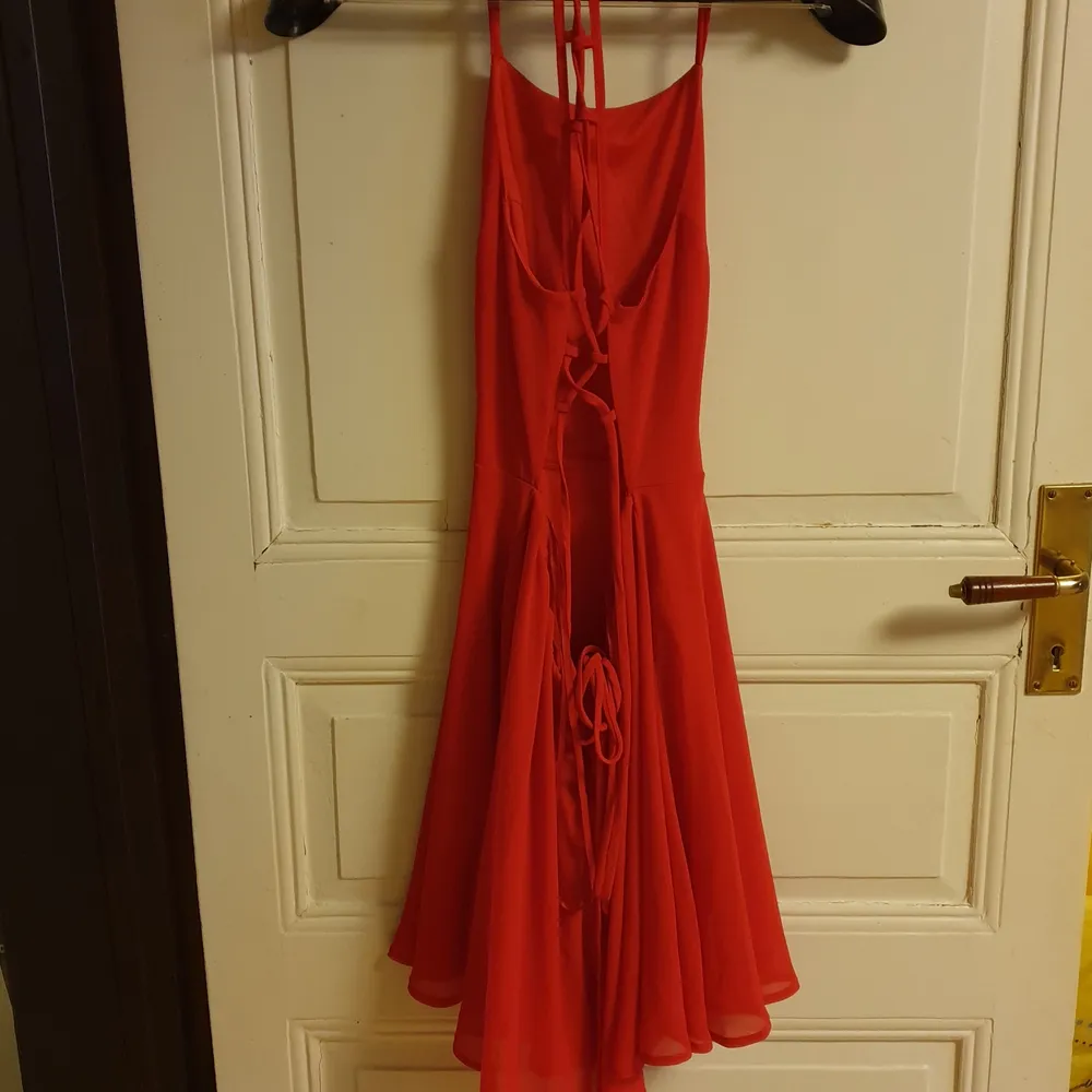 Snygg röd klänning med öppen rygg och snörning, stl S. Klänningar.