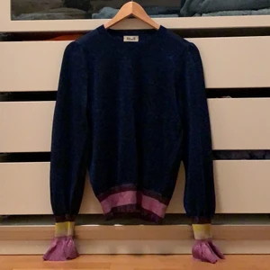 Glittrig blus  - Glittrig stickad blus med ballongärmar. Nyskick. Den är lite genomskinlig 