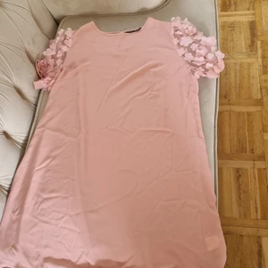 Kläning - Säljer den för att den är fel storlek så har inte haft den på mig.