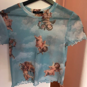 Meshtopp  - Meshtopp med änglar från bershka, nästan oanvänd 