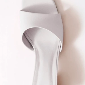 Zara klackskor  - Ett par klackar från Zara, använda endast en gång. En kväll! Säljer dem pga behövde dessa skor bara för ett tillfälle. Inga slitningar skorna är som nya!   Vid intresse skickas egna bilder självklart. 