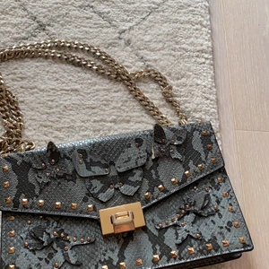 Handväska - Handväska från Mango🌟