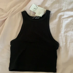 Linne - Säljer detta linnet från zara. Helt oanvänt pga för stor storlek. Jättebra kvalitet och nästan slutsålda överallt. Köparen står för frakt 💗