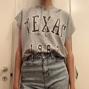 College-tee i sweatshirt material - Denna pärla är så snygg, men typ bara hängt i garderoben dessvärre, använd ett fåtal gånger allt som allt. Den är oversized, med luva och i tunt sweatshirt material. Dragskon är intakt och trycket ser fortfarande bra ut, inte spräckt. Använder postnord Skicka Lätt, spårbart till din brevlåda 