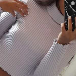 Tröja  - Hej säljer min tröja som jag har köpt ifrån gina! får tal gånger har jag använt den men annars är den super fin och skön skriv gärna om ni är intresserade eller har frågor👍🏻🥰