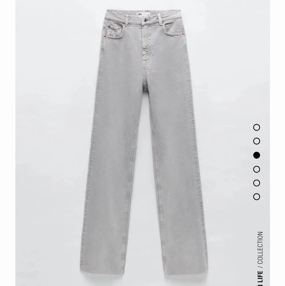 Skitsnygga ljusgrå jeans från Zara, använd fåtal gånger så i princip nyskick, långa i benen! Hör av er vid frågor. Jeans & Byxor.