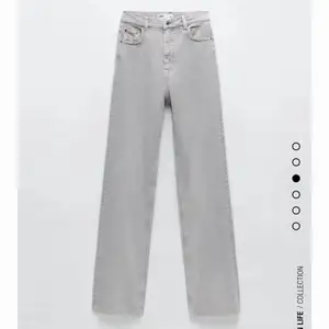 Skitsnygga ljusgrå jeans från Zara, använd fåtal gånger så i princip nyskick, långa i benen! Hör av er vid frågor