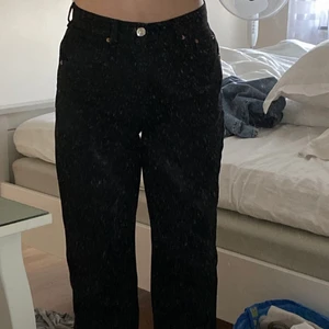 Gina tricot 90s high waist jeans strl 38 - Svarta högmidjade jeans från Gina tricot i storlek 38, motsvarar s/m men lutar lite mer åt m. Helt nya o endast använda 2 gånger. Säljer pga jag inte har nån användning av dom. Dock i jättebra skick. Köpte för 599 så säljer dom för 300 plus frakt på 66 kronor. DM för fler bilder om det skulle behövas. 