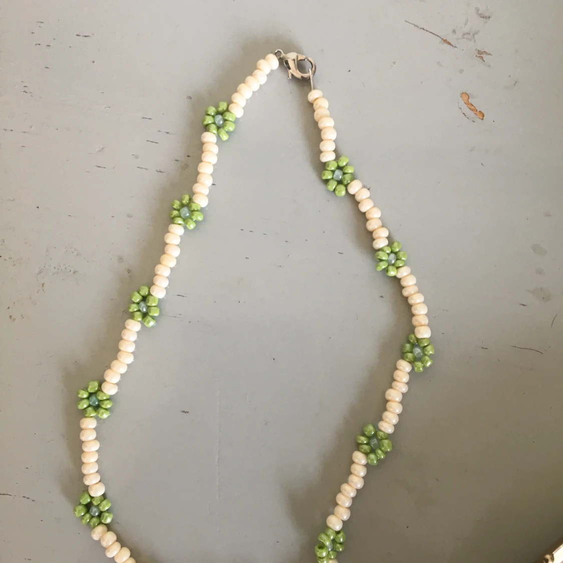 Pärlhalsband med blommor  - 90