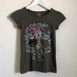 Graphic Tee  - Nyskick och sällsynt använd. Köpt secondhand. Är i barnstorlek men är stretch så passar XS-S. Enbart frakt, står för halva så 20kr extra. 