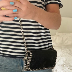 Väska - Säljer min väska från tiamo, använd fåtal gånger och är köpt för 450kr (skriv privat för att köpa direkt) 💖