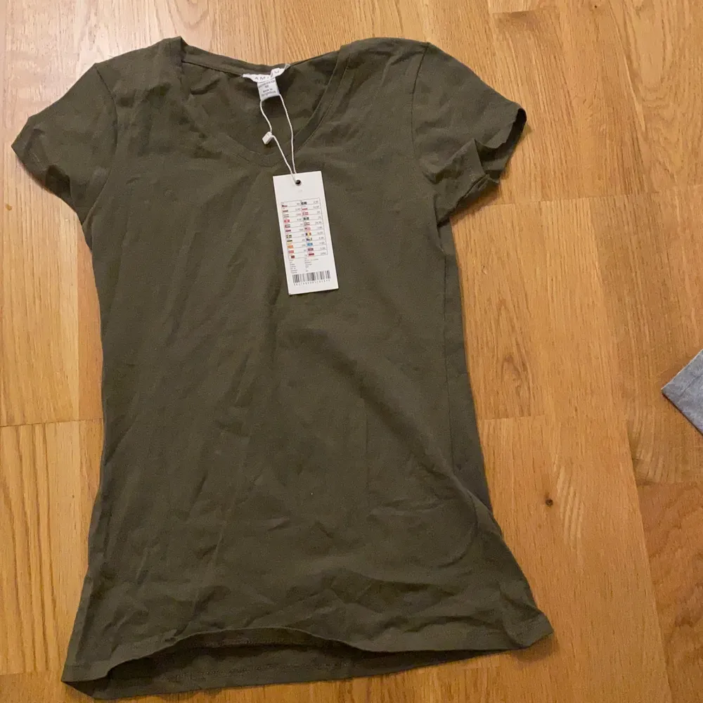 Militär grön t-shirt i storlek xs från new yorker. Aldrig använd och etiketten är kvar.. T-shirts.