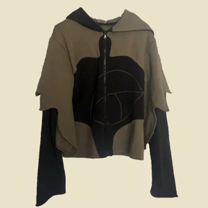 Fairy wing kofta 🧚🏻✨ - Svart och mossgrön kofta från Nubia. Fina detaljer med vingar och spetsig luva.  Nypris ca 1300kr. Passar S-L. Väldigt sparsamt använd 🧚🏻