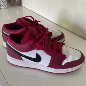Nike Air Jordan 1 low noble red  - Säljer dessa goingar som är använda Max 4 ggr så dom är i riktigt bra skick! Dom är köpta på footish i Uppsala och är självklart äkta. Dom är just nu slutsålda överallt och återsäljs för 2000-3000kr. Budgivningen avslutas i mitten av augisti men går även att köpa direkt och det är bara att höras av om någon har funderingar🥳