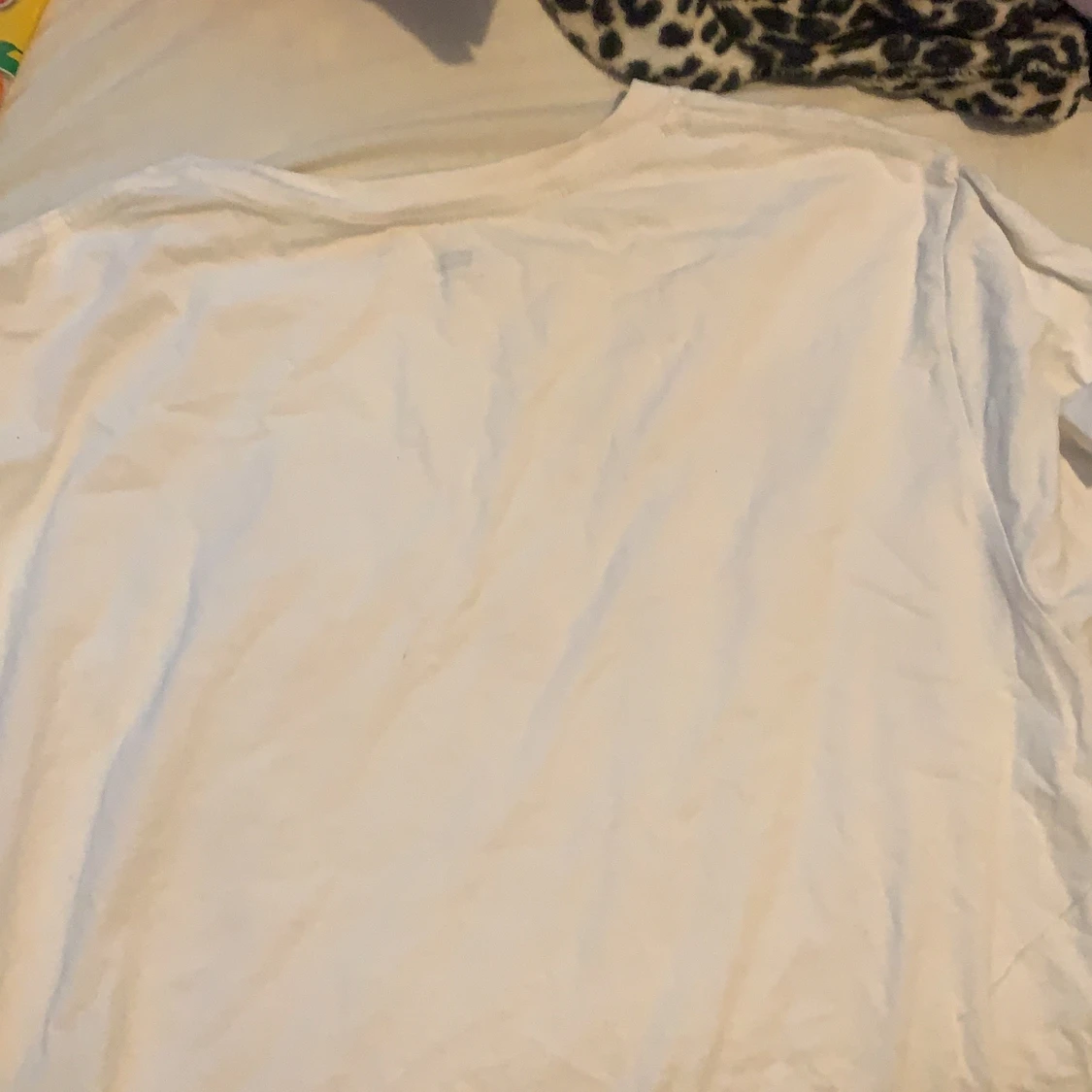 En vit Levis med guld runt texten - 90