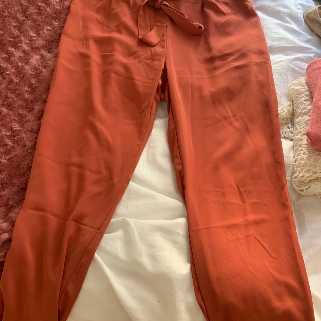 Corallrosa kostymbyxor