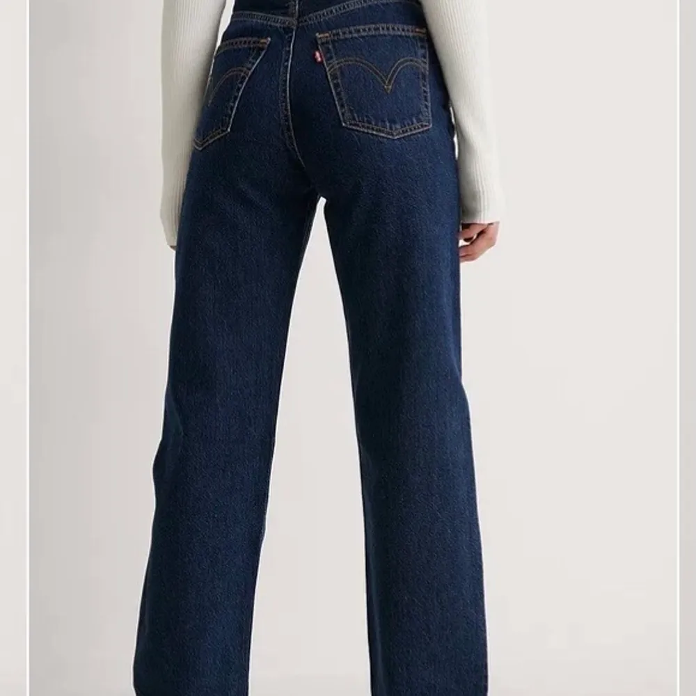 Ett par mörk blåa Levis jeans i väldigt bra skick. Köptes för ca 1200 säljes för 300kr.Lånade bilder samma modell men den som jag säljer är ljusare.. Jeans & Byxor.