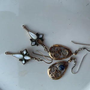 Örhängen  - Fina vintage örhängen! Örhängena saknar varsin ”plutt” men personligen tycker jag bara det ser mer vintage-fint ut!💕 Man köper båda örhängena. 