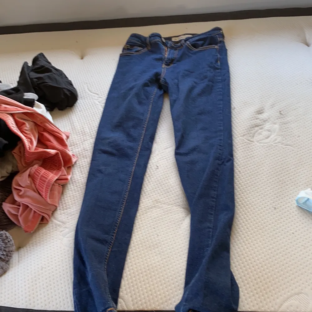 Snygga kort midjade jeans, storlek 26 tror jag, använda nån enstaka gång för typ 2 år sedan, säljes bara för att jag ej använder dem, 100 kr ink frakt . Jeans & Byxor.