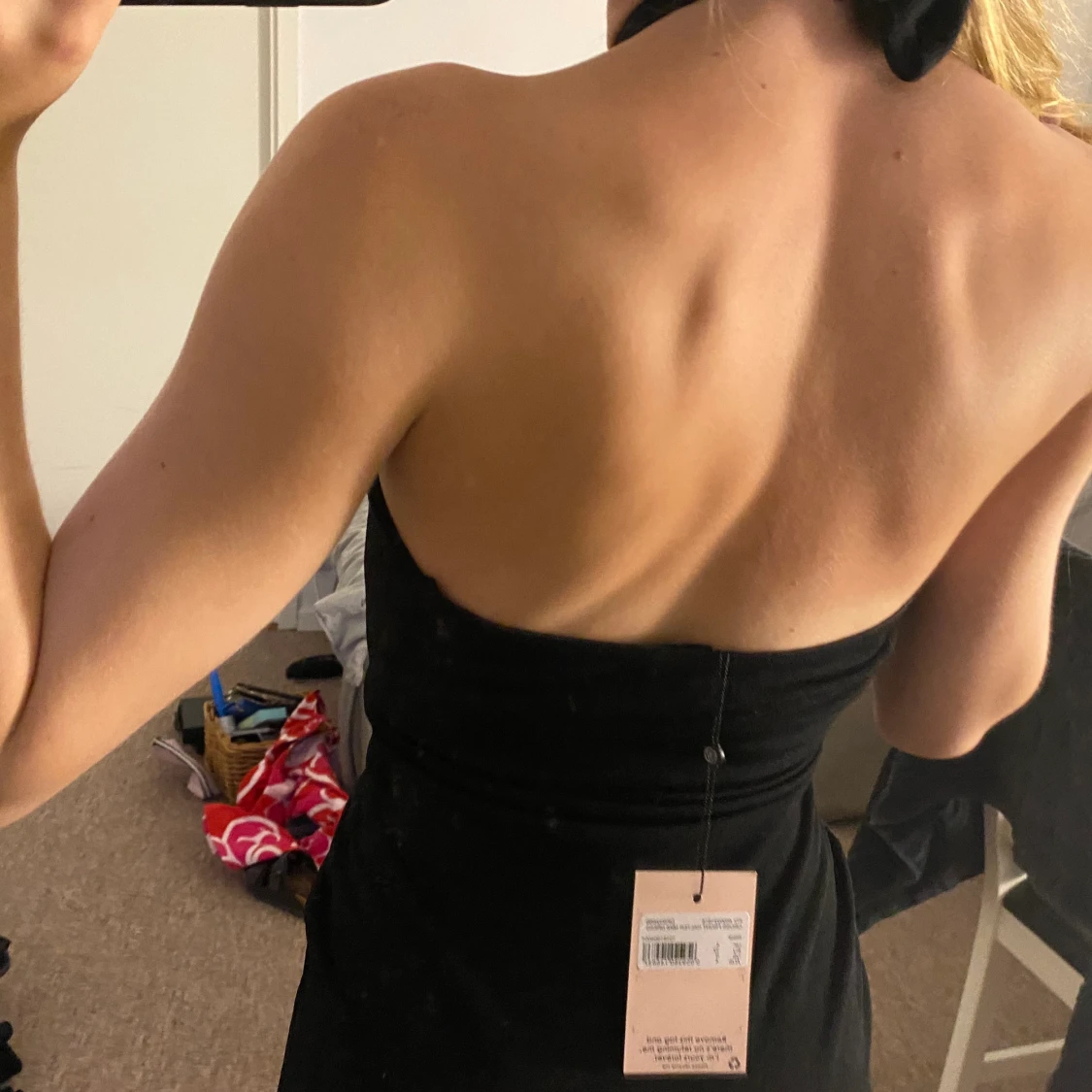 Svart korsad klänning med öppen rygg  - 90