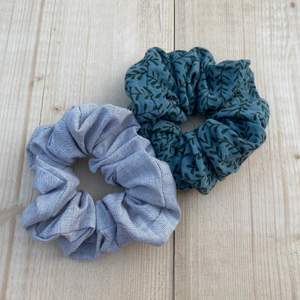 Fina scrunchies gjorda av stuvbitar. Helt nya och finns i flera olika färger och mönster. 25 kr/st, två för 45 kr eller tre för 60 kr!