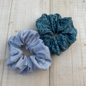 Scrunchies - Fina scrunchies gjorda av stuvbitar. Helt nya och finns i flera olika färger och mönster. 25 kr/st, två för 45 kr eller tre för 60 kr!