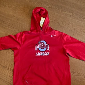 Nike hoodie therma-fit - Nike hoodie riktigt skönt matrial som luftar. Knappt använd, nästan nyskick!!