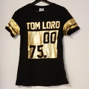 Sixth June t-shirt - Sixth June t-shirt från Junkyard. Svart/guldfärgad. Använd endast ett fåtal gånger. 