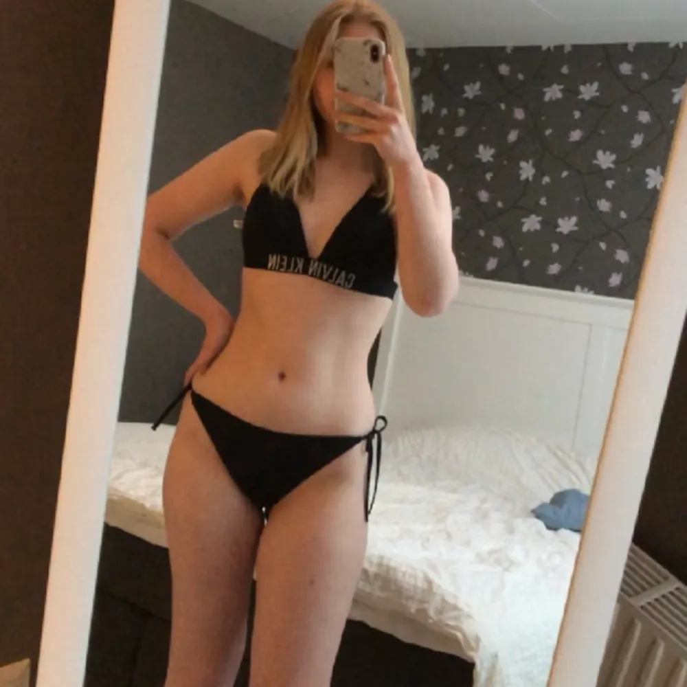 Supersnygg Calvin Klein bikini som aldrig använts❤️ Överdelen är M & underdelen är L då den är liten i storlek. Nypris ca 900kr säljer för 250kr. Kan mötas upp i centrala Jönköping eller skicka via post (då står köparen för frakt) . Muu.