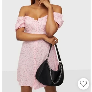 Klänning - Säljer då den va mindre i storleken vilket jag inte räknade med. Den passar en liten/normal 38. Skriv för egna bilder😚