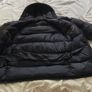Gant whistler down parka  S - Svårt att göra rättvisa på foto, snygg jacka. Stoooor svart S. Mer som L typ. Bjuder på frakten 🥰
