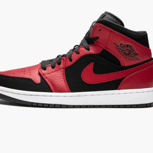 Air Jordan 1 mid  - Tjena, säljer nu dem här feta skorna i storlek 38. Det är ett par Jordan 1 mid i färgen röd. Använd ett par fåtal gånger jag säljer dem för att jag knappast använder dem så hör av dig om de skulle va intressant!!😄
