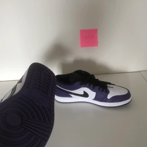 Jordan 1 Curt Low Purple - Säljer Jordan 1 Curt Low Purple  Us 12 (46) Cond: 10/10 Använt endast 6 gånger Bud från: 1400kr Box ingår