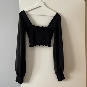 Blus  - Väldigt snygg blus från BikBok, säljes för inte kommit på användning på länge. Croppad modell med tunnt typ på armarna. Passar xs/s. 😋 Köparen står för frakten 😊