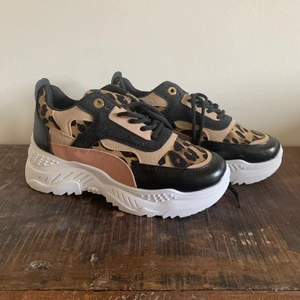 Sneakers  - Super snygga sneakers. Svarta med lite Leo. Oanvända. Dyra i inköp 