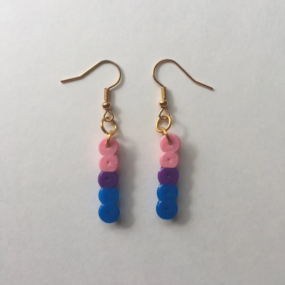 Egengjorda nickelfria örhängen inspirerade av biflaggan 💖💜💙 Fler prideflaggor finns på min sida!. Accessoarer.