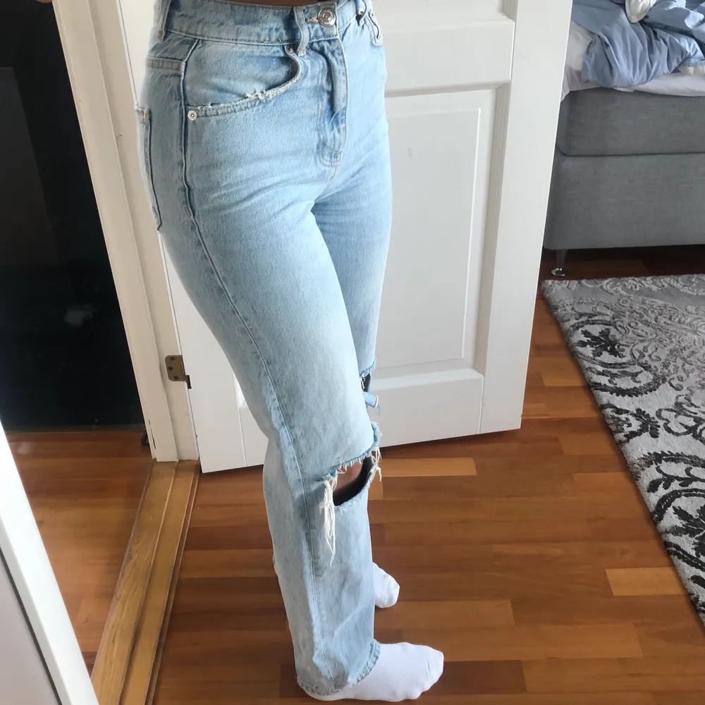 Säljer dessa jeans från Gina tricot. Storlek 32 men passar mig som har 34/36 i vanliga fall. Jag är cirka 174 cm lång 💙 använda ett fåtal gånger . Jeans & Byxor.