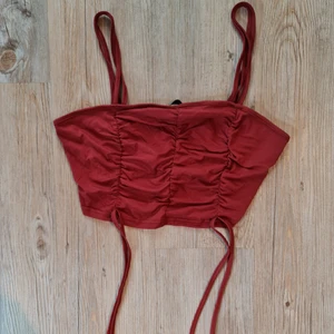 Röd croptop - Modern croptop med snygga snörningsdetaljer. Enbart provad
