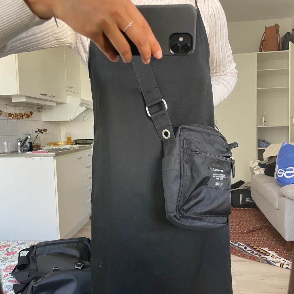 En funktionell liten axelremsväska från Marimekko som är sparsamt använd! Säljes pga. kommer väldigt sällan till användning hos mig!. Väskor.