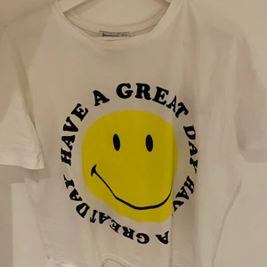 Smiley tröja - Snygg tröja med smiley och text, jag kan mötas upp i Eskilstuna annars står köparen för frakten. ❤️🌟