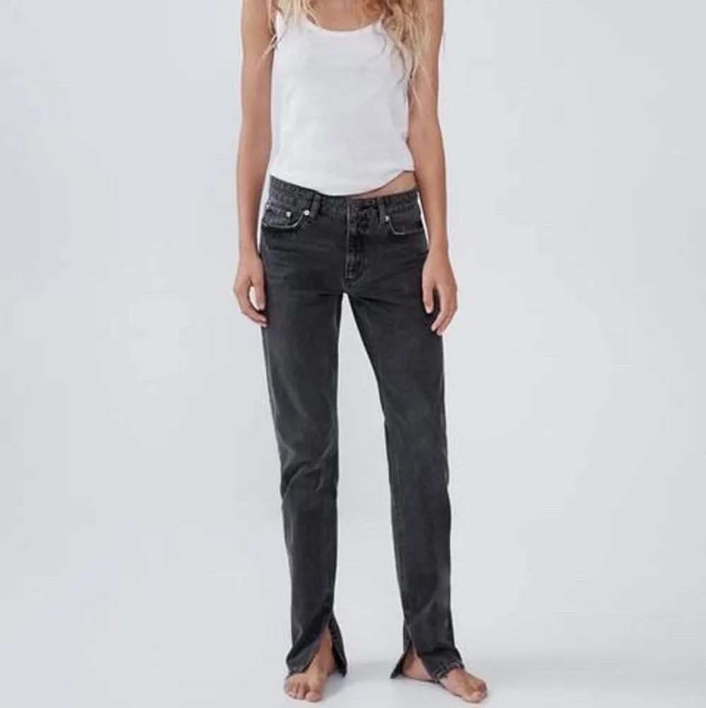 Säljer dessa slutsålda och populära jeans från Zara, nyskick!. Jeans & Byxor.