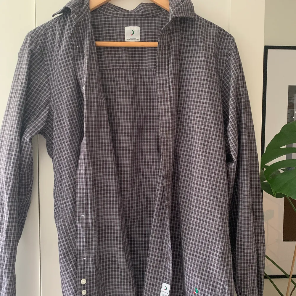 Jättefin skjorta från Boomerang som är köpt secondhand!💙 Säljer då jag redan har en liknande skjorta. Jättefint skick💙 köparen står för frakt. Skjortor.