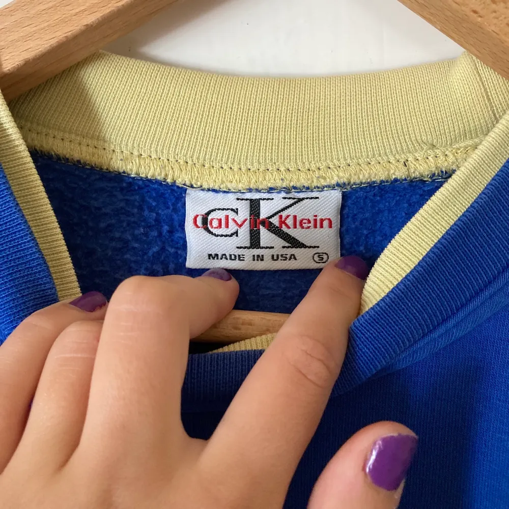 Jättesnygg blå vintage Calvin Klein sweatshirt. Gulnat lite över kragen och texten men inget annat slitage. . Tröjor & Koftor.