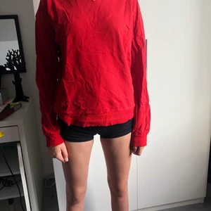 Röd långärmad - Knappt använd, väldigt bra skick. Säljer då den inte används. Det är min lillasyster som har på sig den på bilden💕 Köparen står för frakt men kan samfrakta om man vill ha mer.