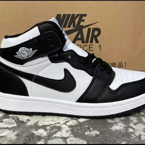 Jordan 1 mid - Säljer mina hela nya svart vita jordans i storlek 38. 