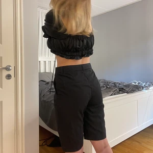 Kostymshorts🖤 - Kostymskjorts i strl 36 från Gina Tricot🖤 Frakt tillkommer på 66kr spårbart!