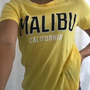 Malibu t-shirt - En snygg gul malibu t-shirt i mindre storlek⭐️ passar perfekt till ett par jeans och lite accessoarer till! Använd endast några få gånger men tycker ej att den passar till min stil längre