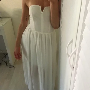 Vit långklänning  - Dragkedja i ryggen, vit underkjol 