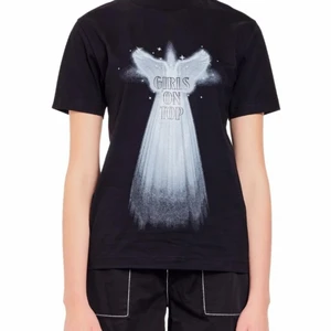 GANNI T-shirt - Cool T-shirt från GANNI. texten Girls on top. Använd en gång 